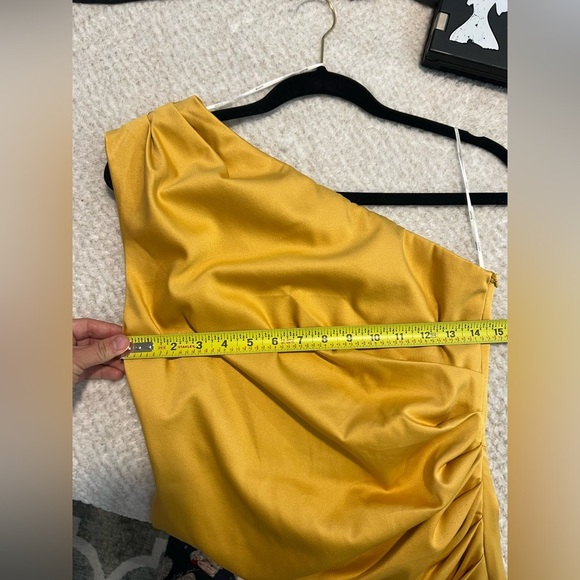 Elliatt Cassini Satin One-Shoulder Dress Size S Tumeric - Picture 2 of 5